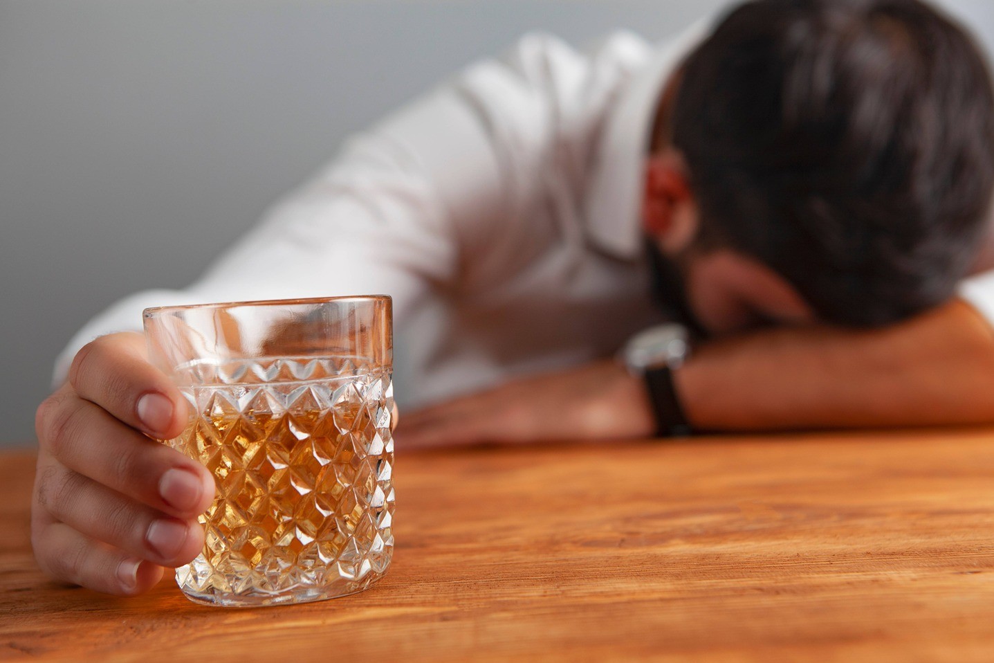 Muži pijící sklenici alkoholu.